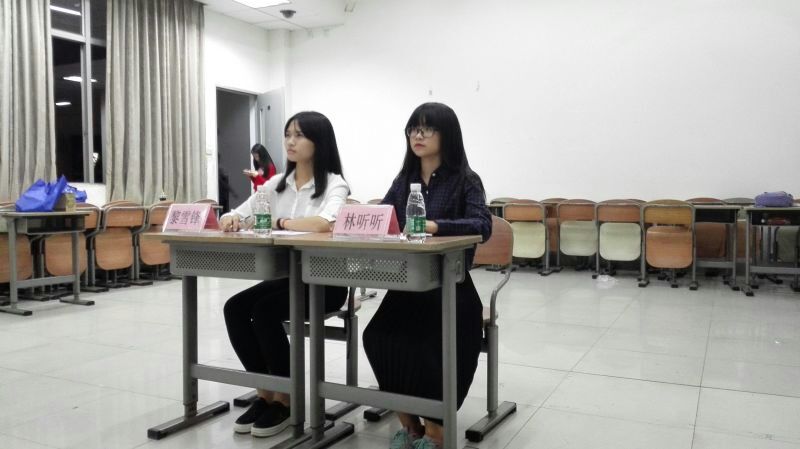 评委认真聆听