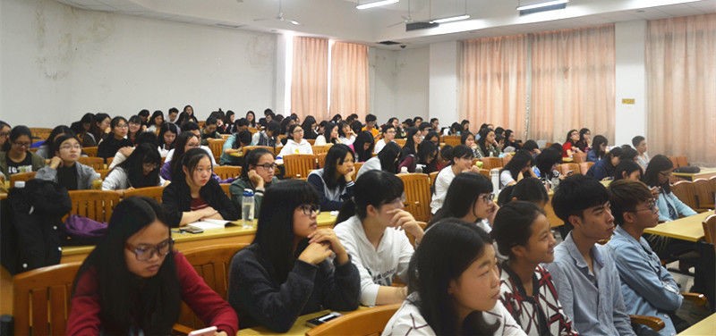 观众落座等待